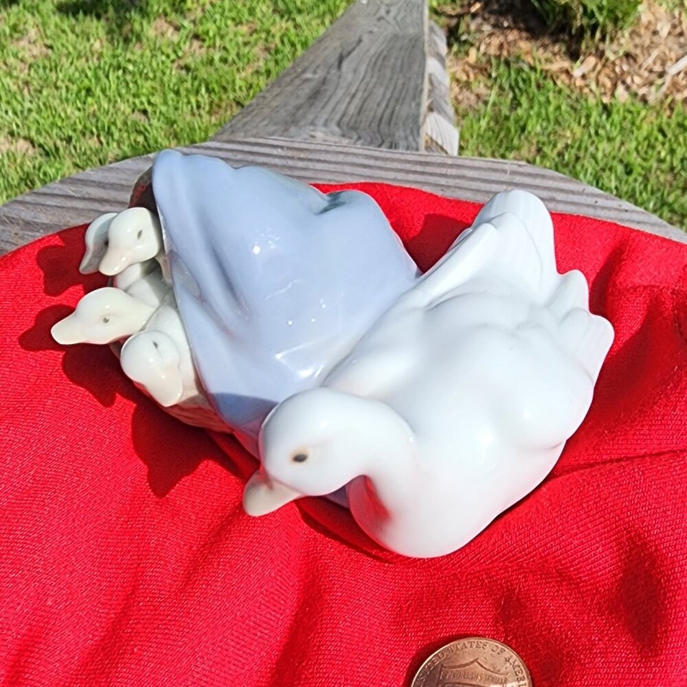 Lladro Figurines Duck and Ducklings in basket - Picture 3 of 5